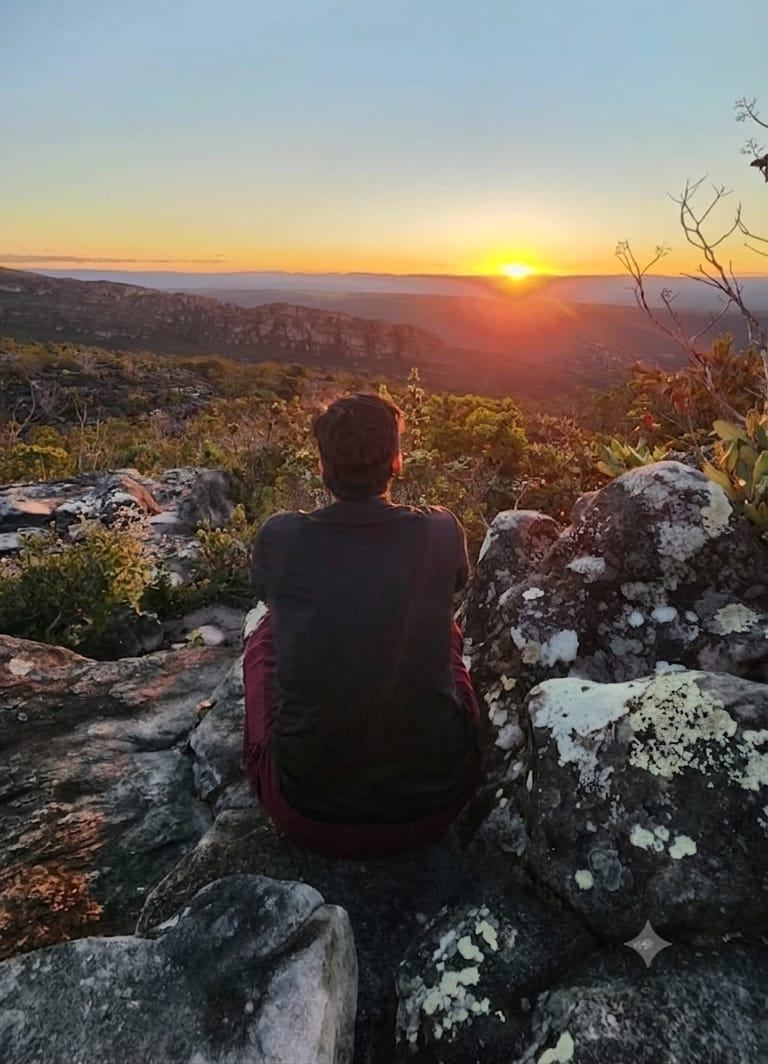 Viajante solo contemplando o pôr do sol na Chapada Diamantina