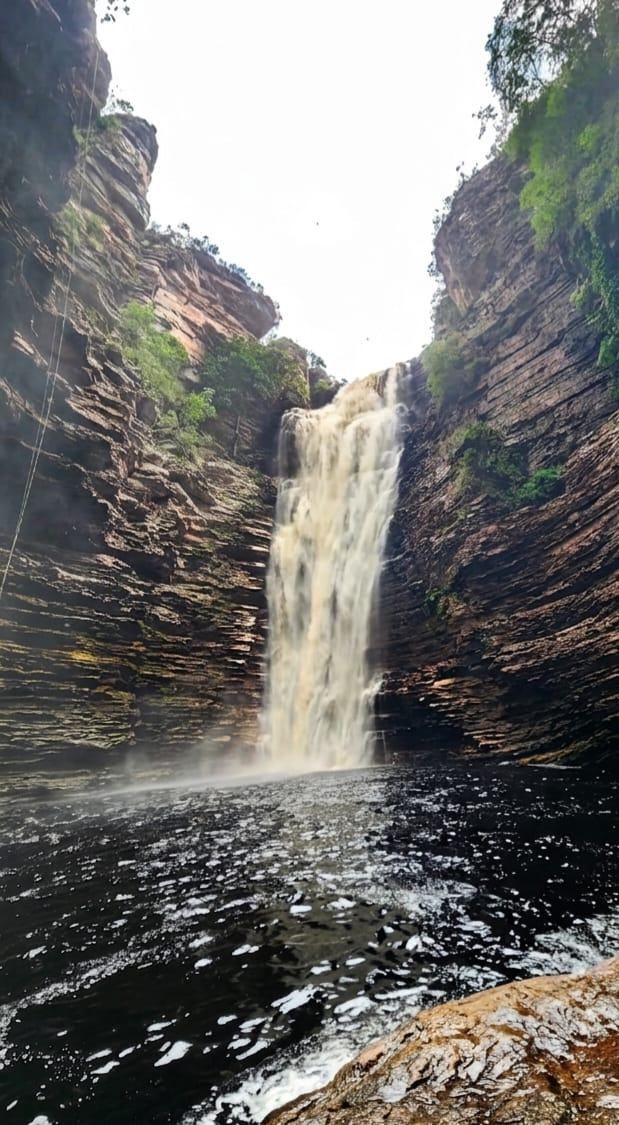 Cachoeira do Buracão na Chapada Diamantina, vista da base entre os paredões