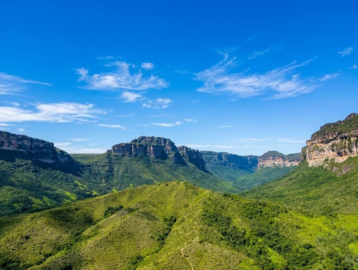 Collines verdoyantes et plateaux du Vale do Pati sous un ciel bleu dégagé